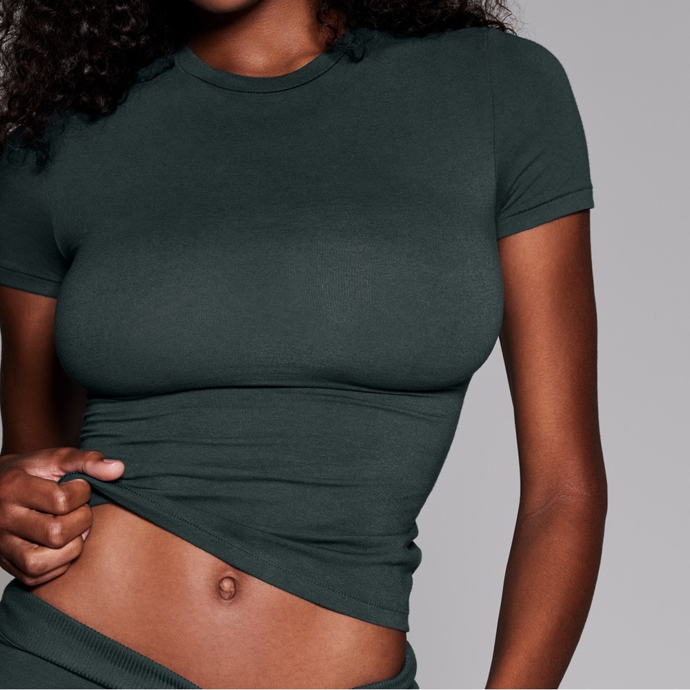 NWT SKIMS COTTON RIB T SHIRT SPRUCE